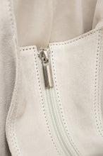 Afbeelding in Gallery-weergave laden, DSTRCT Exclusive suede schoudertas Beige