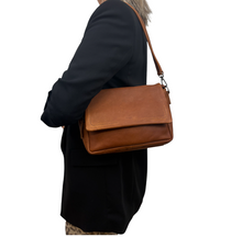 Afbeelding in Gallery-weergave laden, DSTRCT Preston Park Crossover klep  Cognac  388230.30

