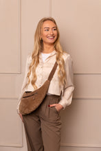 Afbeelding in Gallery-weergave laden, DSTRCT Portland Road Crossbody Taupe 129640.25

