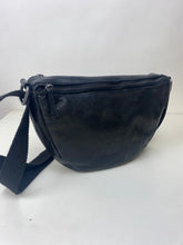 Afbeelding in Gallery-weergave laden, DSTRCT Harrington Road Half Moonbag Black 351930.10
