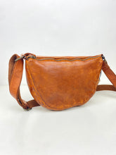 Afbeelding in Gallery-weergave laden, DSTRCT Harrington Road  Half Moonbag Cognac 351930.30
